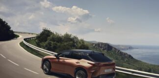 Sistema Direct4 migliora il piacere di guida di Lexus RZ