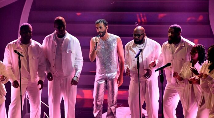 Sanremo, Marco Mengoni vince la serata delle cover