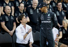 Ecco la Mercedes W14, Hamilton e Russell in total black