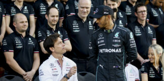 Ecco la Mercedes W14, Hamilton e Russell in total black
