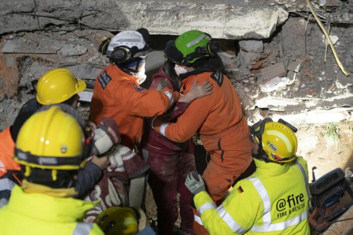 Terremoto Turchia - Siria: , Sopravvissuti estratti dalle macerie più di 24 ore dopo il terremoto