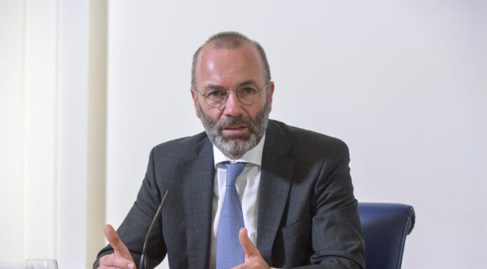 Ppe, Weber annulla evento in Italia per frasi di Berlusconi sull’Ucraina