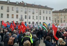 Ucraina, manifestazione per la pace a Milano. Mancano bandiere di Kiev