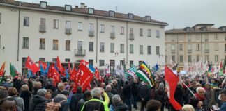 Ucraina, manifestazione per la pace a Milano. Mancano bandiere di Kiev