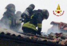 Milano, incendio su un tetto a Rosate. Evacuate nove persone