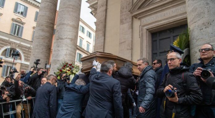 A Roma l’ultimo commosso saluto a Maurizio Costanzo