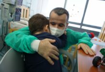 Bergamo, dimesso dall’ospedale bambino con il polmone donato dal papà