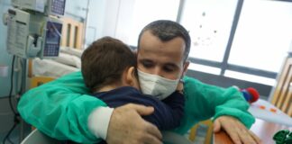 Bergamo, dimesso dall’ospedale bambino con il polmone donato dal papà