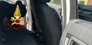 Corbetta, neonata rimane chiusa in auto. Liberata dai Vigili del Fuoco