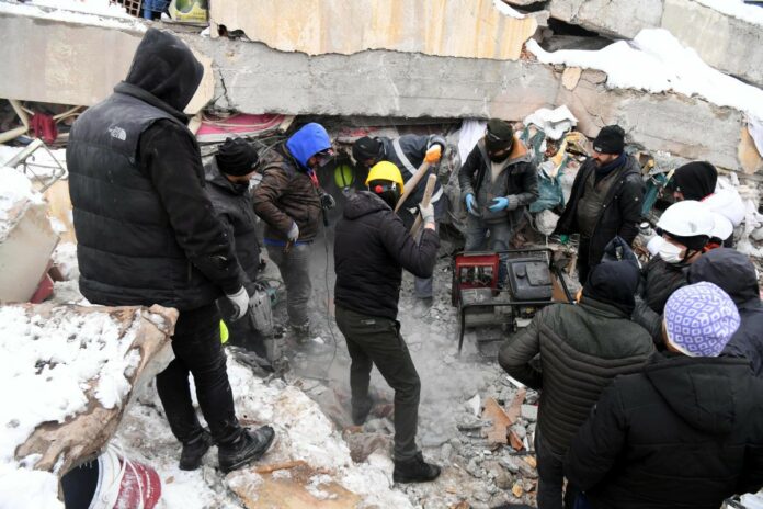 Terremoto Turchia - Siria: , Sopravvissuti estratti dalle macerie più di 24 ore dopo il terremoto