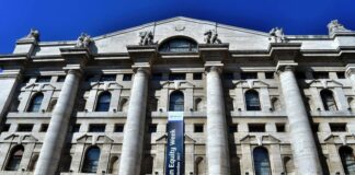 Piazza Affari in calo su timori per i tassi e tensioni Russia-Ucraina