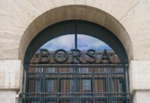 Piazza Affari chiude positiva, spread stabile ma sale rendimento