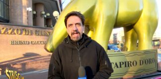 Tapiro gigante di Striscia al Pm nel processo plusvalenze Juventus