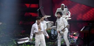 Blanco s’infuria e rovescia i vasi di fiori a Sanremo. Standing ovation per Mattarella. “Pensati libera”, il messaggio di Ferragni