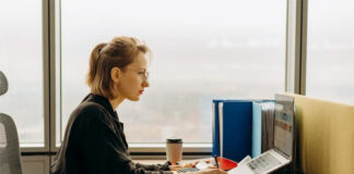 Per San Valentino nuove offerte per gli utenti business di rete fissa donna al pc