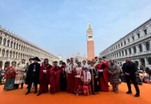 Venezia, in Piazza San Marco sfilano le maschere cinesi e il Talchum