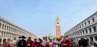 Venezia, in Piazza San Marco sfilano le maschere cinesi e il Talchum