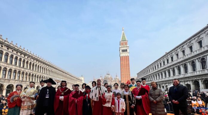 Venezia, in Piazza San Marco sfilano le maschere cinesi e il Talchum