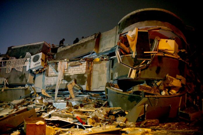 Turchia, sfollati dopo la seconda forte scossa di terremoto di magnitudo 7,5 a Erzurum -