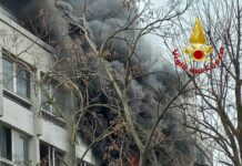 Milano, incendio in uno stabile disabitato via Quintiliano