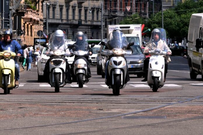 MOTOCICLISTI AI SEMAFORI,