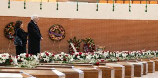 Naufragio Crotone, Mattarella omaggia le vittime alla camera ardente