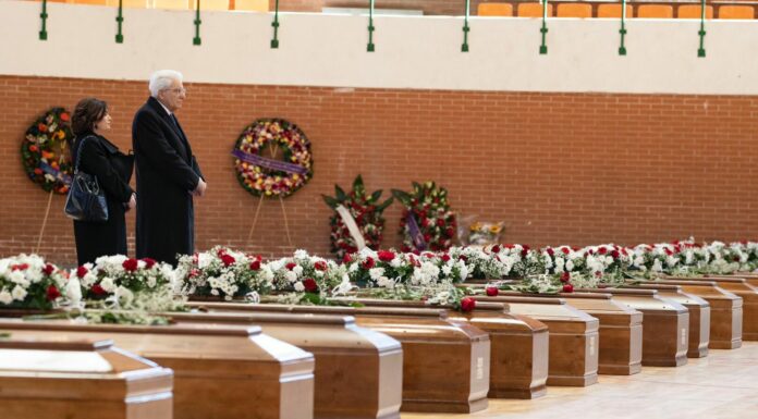 Naufragio Crotone, Mattarella omaggia le vittime alla camera ardente