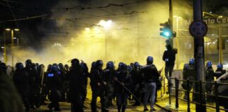 Scontri al corteo degli anarchici a Torino per Cospito