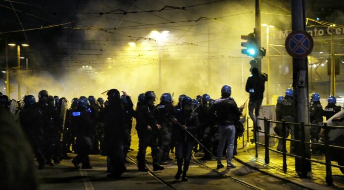 Scontri al corteo degli anarchici a Torino per Cospito