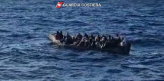 Sbarchi continui a Lampedusa, 20 migranti in salvo e un cadavere
