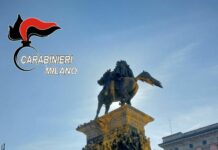 Milano, attivisti ambientalisti imbrattano monumento in piazza Duomo