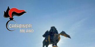 Milano, attivisti ambientalisti imbrattano monumento in piazza Duomo