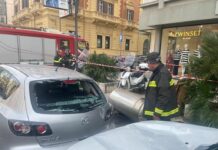 Sfiorata tragedia a Palermo, boiler vola da palazzo e danneggia auto