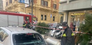 Sfiorata tragedia a Palermo, boiler vola da palazzo e danneggia auto