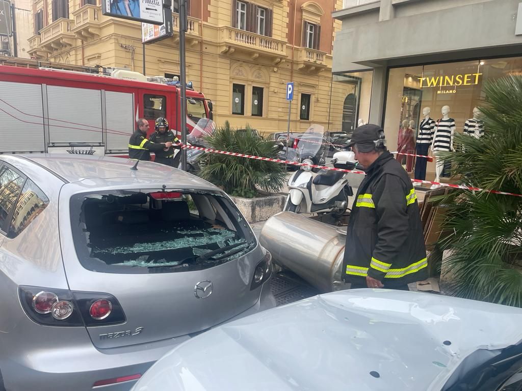 Sfiorata tragedia a Palermo, boiler vola da palazzo e danneggia auto