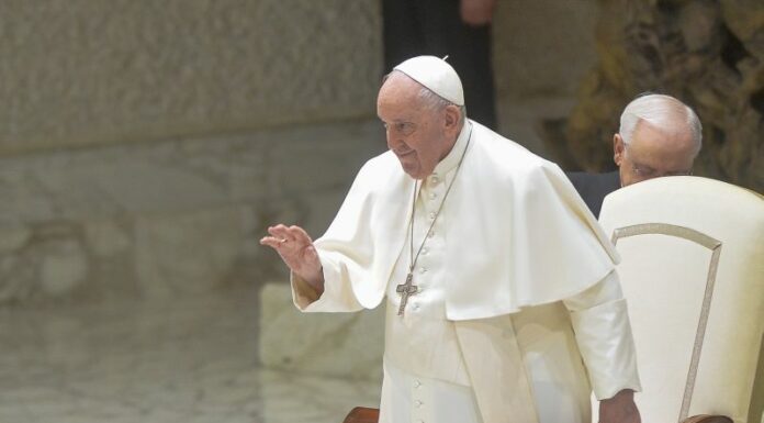 Papa “Lavorare per la pace contro l’indifferenza”