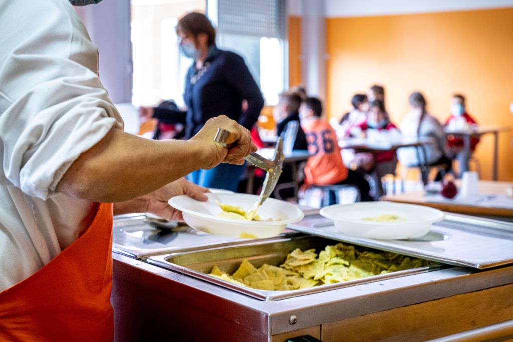 Nas, controlli alle mense scolastiche. Una su tre è irregolare Nas, controlli alle mense scolastiche. Una su tre è irregolare