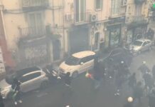 Scontri a Napoli con i tifosi dell’Eintracht, in fiamme auto polizia
