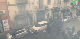 Scontri a Napoli con i tifosi dell’Eintracht, in fiamme auto polizia