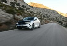 Il Grandland Opel diventa GSe, il C-Suv ibrido vola a 235 km/h