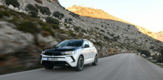 Il Grandland Opel diventa GSe, il C-Suv ibrido vola a 235 km/h