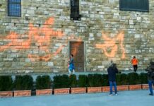Firenze, attivisti ambientalisti imbrattano Palazzo della Signoria