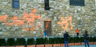 Firenze, attivisti ambientalisti imbrattano Palazzo della Signoria