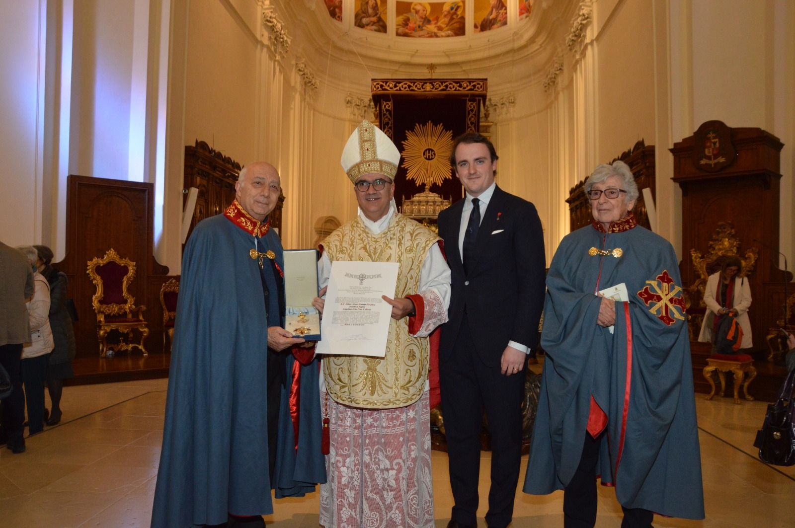 Il Principe Jaime di Borbone consegna la Gran Croce Costantiniana al Vescovo di Ragusa