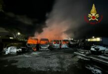 Scuolabus in fiamme a Roma, indagini a tutto campo