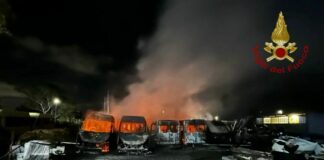 Scuolabus in fiamme a Roma, indagini a tutto campo