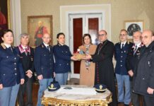 La Polizia consegna al Vescovo di Ragusa l’Olio del Giardino della memoria