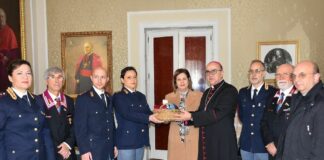 La Polizia consegna al Vescovo di Ragusa l’Olio del Giardino della memoria