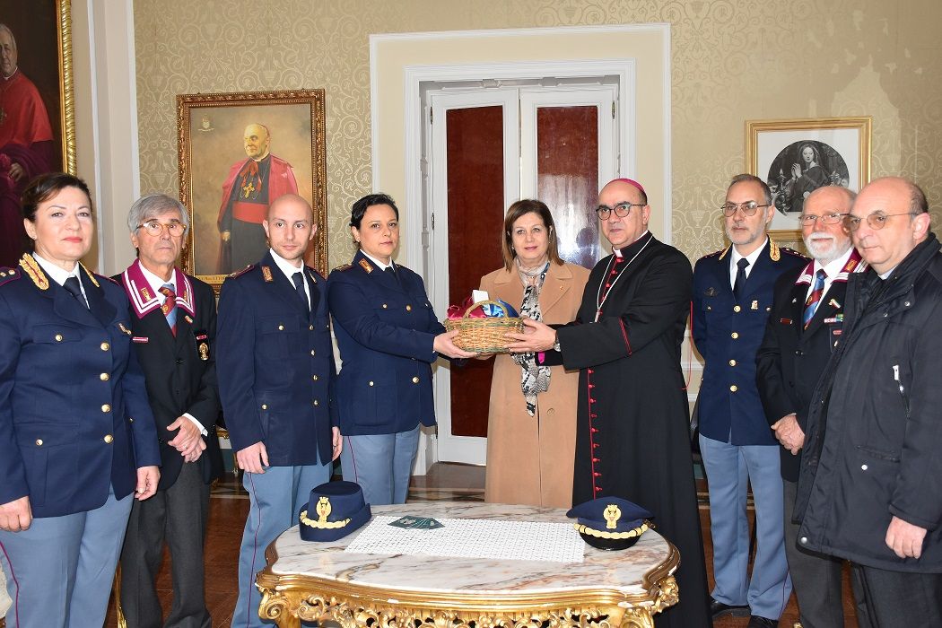 La Polizia consegna al Vescovo di Ragusa l’Olio del Giardino della memoria La Polizia consegna al Vescovo di Ragusa l’Olio del Giardino della memoria
