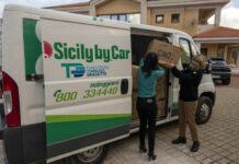 Parte furgone con un migliaio di scarpe da donare ai migranti a Lampedusa